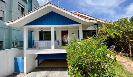Casa na Av. Fernando Ferrari