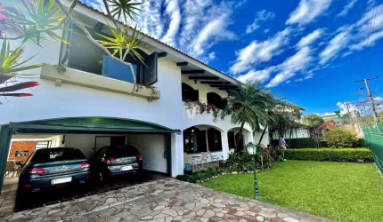 Casa 6 dormitórios com piscina