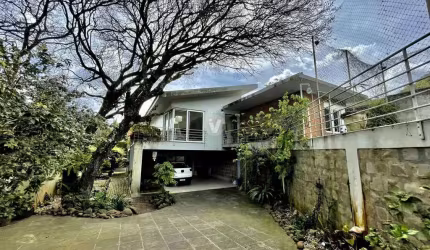 Casa ampla, praticamente térrea com 264m2 de área construída sobre 804m2 de terr