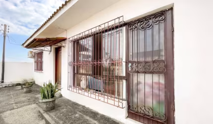 Casa 3 dormitórios com pátio