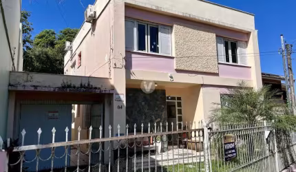 Casa central em rua tranquila