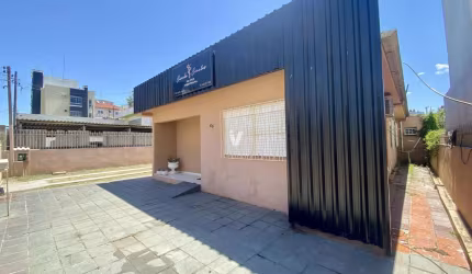Casa com 3 dormitórios em Camobi com terreno de 450m²