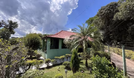 Casa com amplo pátio e muito área verde