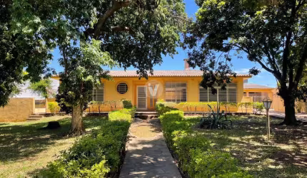 Casa 4 quartos, amplo pátio próximo ao Hospital Regional