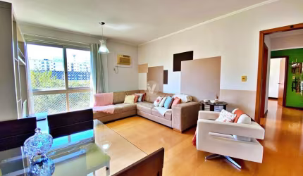 Apartamento semimobiliado em região central.