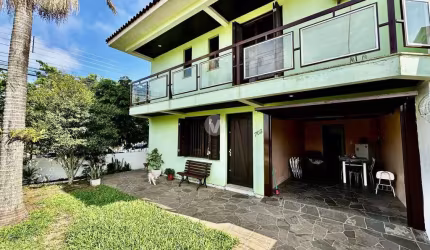 Casa de esquina ampla de 4 dormitórios!