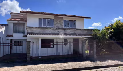 Casa  com 4 dormitórios, pátio e excelente posição solar no bairro Noal