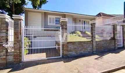 Casa ampla com 3 dormitórios, pátio e gourmet no Dores