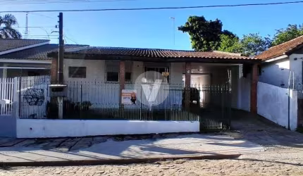 Casa 3 quartos em local tranquilo, seguro, em frente a praça e área comercial.
