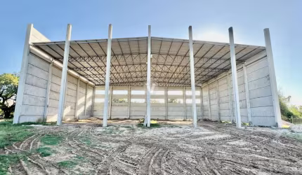 Amplo pavilhão á 100 metros da Br para locação.