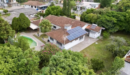 Casa toda térrea edificada sobre 3 lotes lado a lado com 4 dormitórios em Camobi