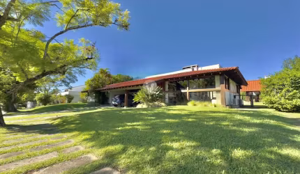 Casa térrea edificada sobre 1400m² de terreno, com uma área construída de 298m²