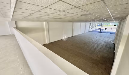 Pavilhão com 550m2, 12 vagas de garagem, recém reformado na Av Hélvio Basso