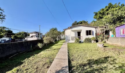 Casa com 3 dormitórios e amplo terreno no bairro Tomazetti