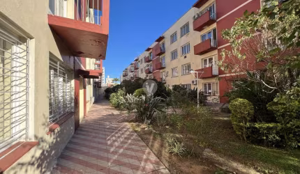 Amplo apartamento central com três dormitórios e duas sacadas.