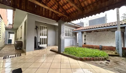Casa com 03 dormitórios, suíte e garagem no bairro Camobi.
