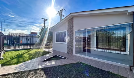Casa com 03 dormitórios, dois suítes, pátio e com garagem.
