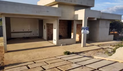 Casa linear com piscina no condomínio estância do cipó