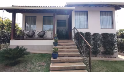 Casa linear em condomínio com excelente localização
