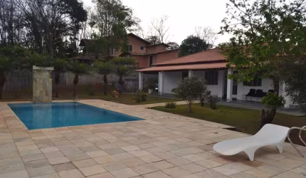 Casa linear em condomínio com portaria de 24 horas