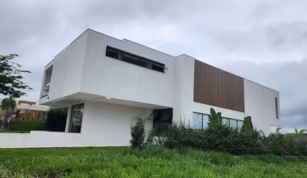 Magnifica casa de 575 metros  com porteira fechada no Condominio Gran Royalle