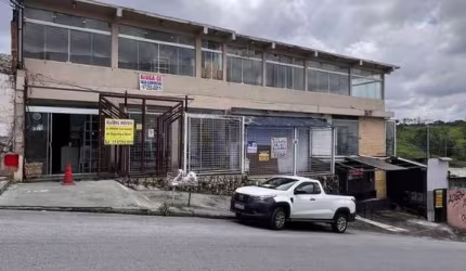 OPORTUNIDADE: prédio comercial, casa e 04 kitnets