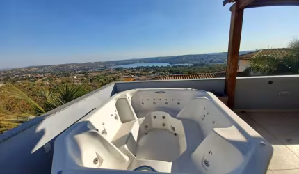 Casa em condomínio com excelente localização e vista privilegiada da cidade e da lagoa central;