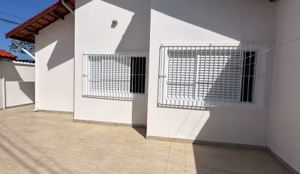 Casa de esquina reformada no Jd Imperador