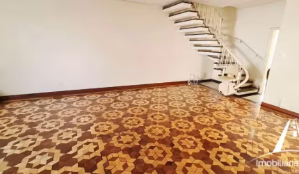Vendo Ampla Casa com 240m², 3 Quartos e Closet, Próxima ao Ipiranga