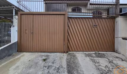 Sobrado com 3 quartos  para alugar, 118.60 m2 por R$3350.00  - Xaxim - Curitiba/PR