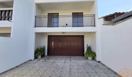 Casa Residencial com 2 quartos  para alugar, 150.00 m2 por R$2800.00  - Xaxim - Curitiba/PR