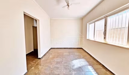 Casa Térrea de 405m² de área terreno para locação, próximo à Avenida Costábile Romano - Bairro Ribeirânia, Ribeirão Preto/SP.