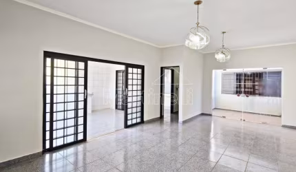 Casa térrea de 217m² de área construida à venda, próximo a Avenida Barão do Bananal - Bairro Jardim Anhanguera, Ribeirão Preto/SP.