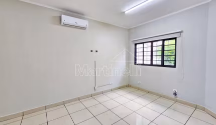Casa térrea de 200m² de área construída a venda, próximo ao Supermercado Copercana - Bairro Vila Industrial, Ribeirão Preto/SP.