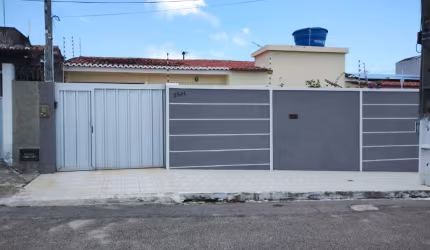 Belíssima Casa à Venda em Candelária, Natal-RN