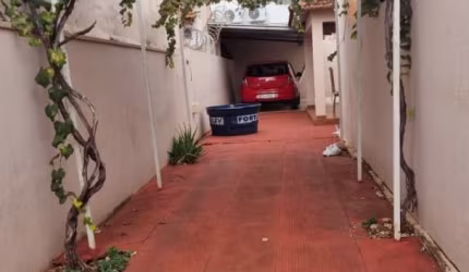 Casa à Venda – R$ 425.000,00. Localização: Bairro Vila Tibério, Ribeirão Preto - SP