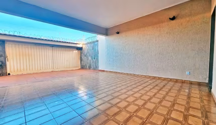 Sobrado à Venda  R$ 550.000,00. Localização: Parque dos Bandeirantes, Ribeirão Preto - SP.