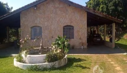 CHÁCARA Á VENDA NO SANTA MARTHA EM VÁRZEA PAULISTA, 5.846 m² A/T e 310 m² de A/C, murada, gramada, casa sede com 03 dormitórios, casa de caseiro.
