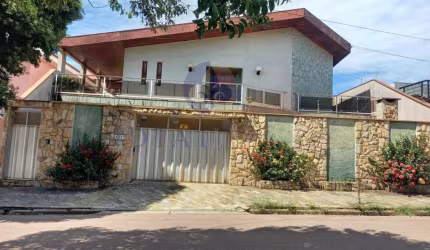 BELÍSSIMA CASA À VENDA NO JARDIM FLORESTAL EM JUNDIAÍ - A/C 346 m², TE  400 m², 03 dormitórios, (02 suítes, 01 com hidro e closet) Várias vagas, Linda Vista.