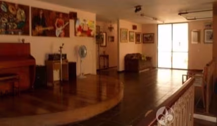 CASA DE ALTO PADRÃO À VENDA NA CHÁCARA URBANA NO CENTRO DE JUNDIAÍ, - A/C 1.058 m²  A/T 1.451 m², 07 dormitórios, 03 suítes.