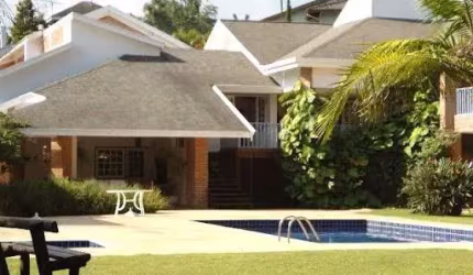 CASA DE ALTO PADRÃO À VENDA NO CONDOMÍNIO PORTAL DA TERRA NOVA EM JUNDIAÍ A/C 1000 m², TE 5.000 m², belíssima e confortável casa, toda mobiliada, em condomínio fechado, ao pé da Serra do Japi. Lazer t
