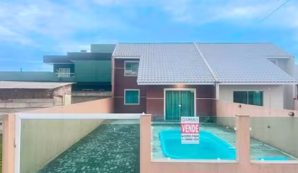 Sobrado à venda com piscina a poucos metros da praia, em Pontal do Paraná!