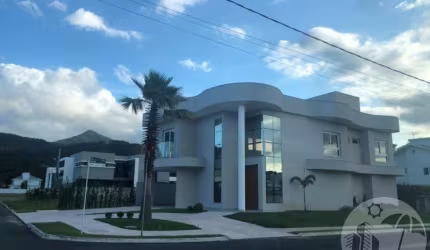 Linda casa no CALEDÔNIA em Camboriú com 3 Suítes de Esquina
