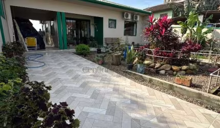 Casa com 3 quartos à venda no Armação, Penha  por R$ 1.275.000