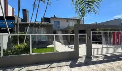 Casa para Venda em Torres, Centro, 5 dormitórios, 1 suíte, 4 banheiros, 1 vaga