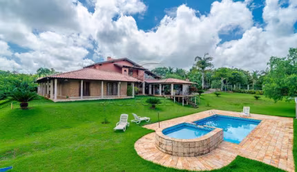 Casa em condomínio para locação no Recanto do Salto com 4 dormitórios sendo 2 suítes.