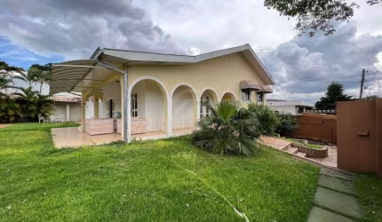 Casa Térrea no Jd. Bancários | 320m² de área construída | 02 suítes | piscina