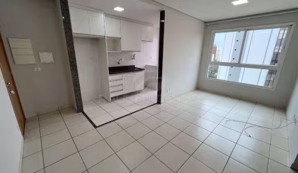 Apartamento no Centro com 2 quartos e área de lazer completa.
