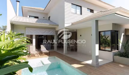 CASA NO CONDOMÍNIO VILLAGE PREMIUM COM 4 QUARTOS, PISCINA, REFORMADA.