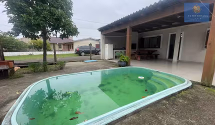 Casa com piscina muito bem localzada
